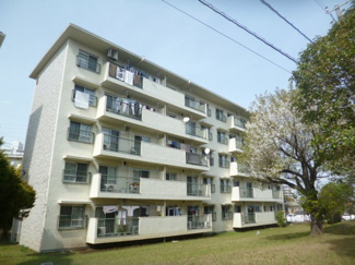 【外観】 | 南向きで陽当り良好！緑豊かな住環境です。「港南台」駅より徒歩11分！