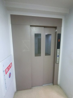 【その他共用部分】 | お買い物時やベビーカーの出し入れに便利なエレベーター付です。