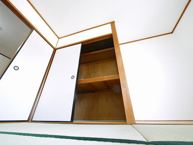 大東マンション（神殿町）の収納|落ち着いた玄関です