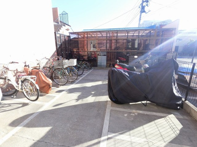 【その他共用部分】 | ヴィラ鶴見 | バイク置場です。