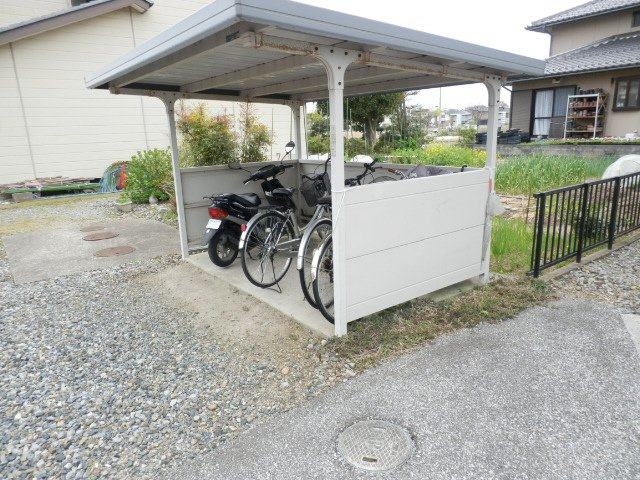 伊澄水の郷のその他共用部分|屋根付きの駐輪場