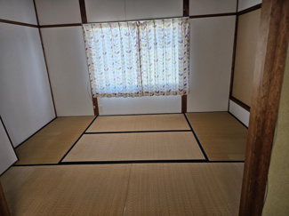 【寝室】 | 長曾根南荘 | ２階の６帖和室です