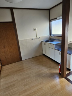 【居間・リビング】 | 長曾根南荘 | キッチンスペースの床はクッションフロアになっているので水をこぼしても直ぐ拭けば染みたりしないですよ。