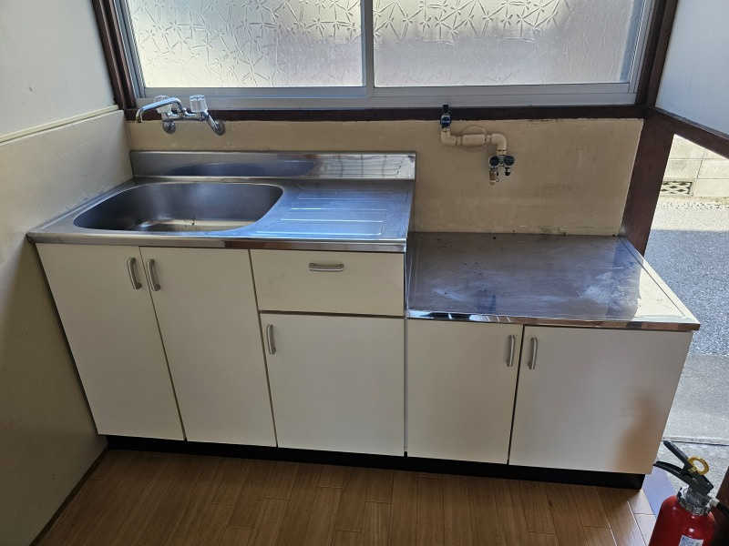 長曾根南荘のキッチン|洗い場、コンロの置き場とまな板を置く場所もあります。