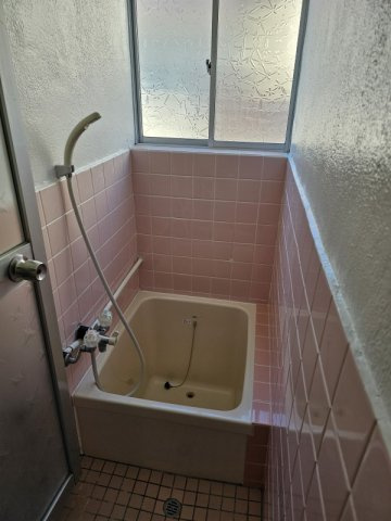 長曾根南荘の浴室|窓のあるお風呂です。シャワールームとして利用するのも良いですね。