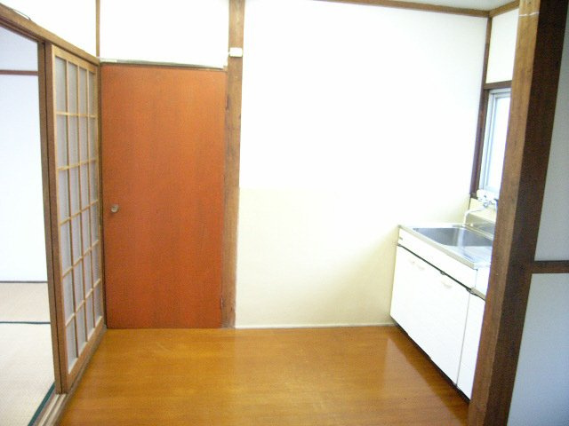 長曾根南荘のキッチン|玄関横にキッチンがあります