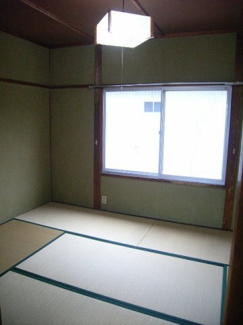 【寝室】 | 長曾根南荘 | 2階の6畳間和室。