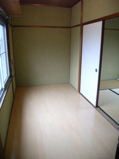 【内装】 | 長曾根南荘 | 2階4畳の洋室です。趣味部屋やデスクを置いて勉強・仕事などにどうでしょうか。