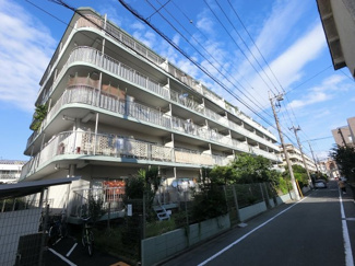【外観】 | 総戸数７４戸、１９７８年７月築、管理人は常駐勤務につき管理体制良好です♪