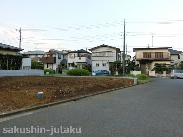 八千代台北１１丁目　売地の前面道路含む現地写真|八千代台北１１丁目　売地　建築条件なし　更地　約６１．７坪　東南道路面　東南角地