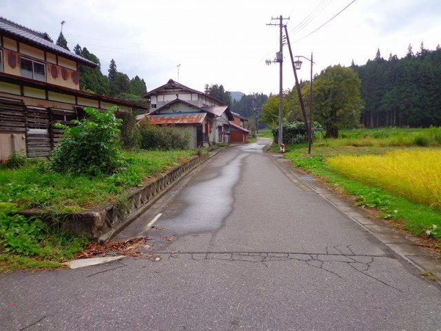 【前面道路含む現地写真】 | 阿賀町売地 | 南側5ｍ幅の町道に面しています。
