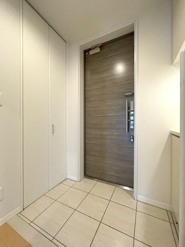 メゾンマスト名須川Bの玄関