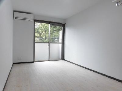 COCO三条天神川（ココ三条天神川）の居間・リビング|洋室