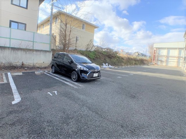 alba（アルバ）の駐車場