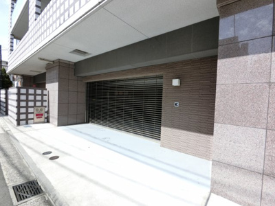 【駐車場】 | セルアージュ西横浜クリエール | シャッターゲート付きの敷地内駐車場です。