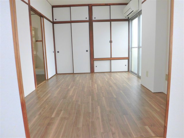 一光静里ビルの洋室