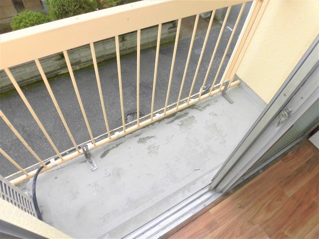 一光静里ビルのバルコニー