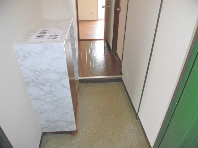 一光静里ビルの玄関