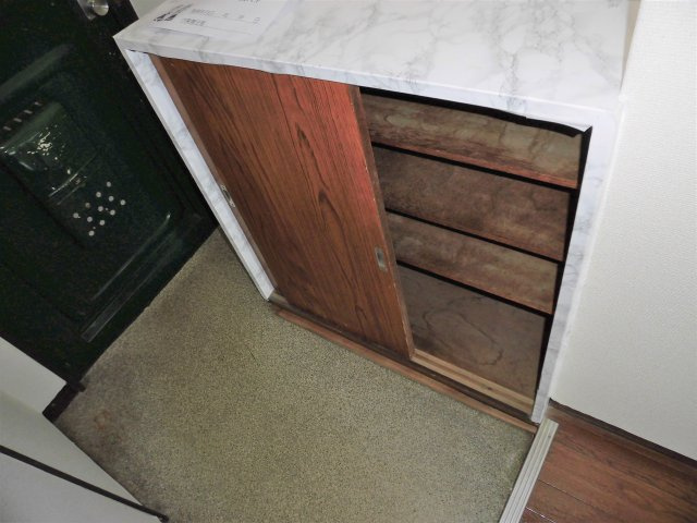 一光静里ビルの玄関