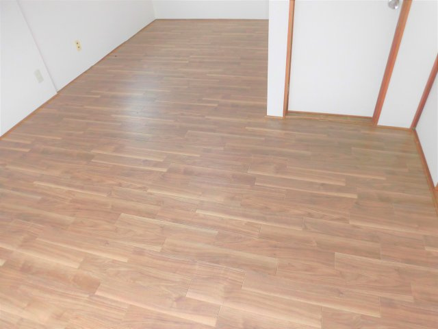 一光静里ビルの洋室