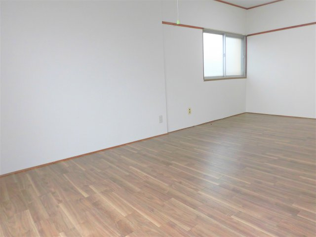 一光静里ビルの洋室