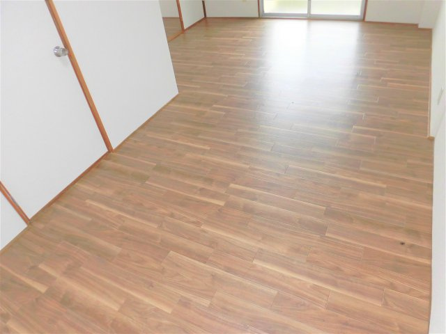 一光静里ビルの洋室