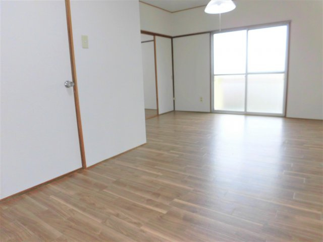 一光静里ビルの洋室