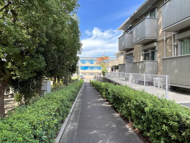 セジュール大清水の周辺|前に公園の歩道があります