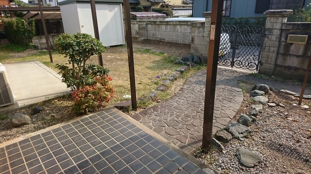 彦根市大藪町の一戸建てのエントランス