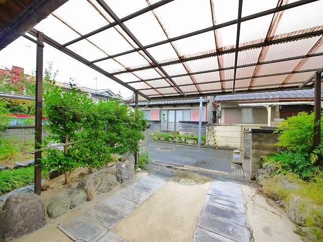 天理市中町一戸建の駐車場