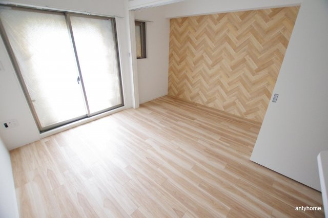 セレニテ福島プリエ 仲介手数料無料の居間・リビング