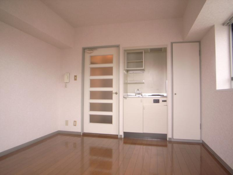 ダイナコート久留米駅前【キャッシュバック対象物件】の居間・リビング|こちらの居間で趣味の時間をお楽しみください