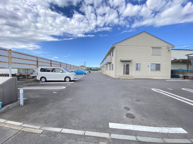 アゼリアの駐車場