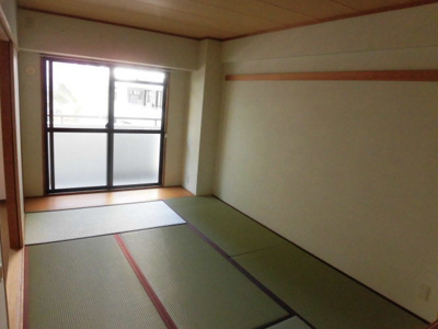 【居間・リビング】 | パレエレガンテ | 窓から光が差し込む明るいお部屋です