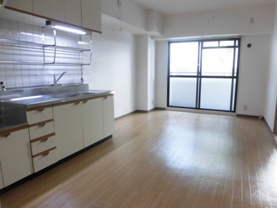 【居間・リビング】 | パレエレガンテ | 日当たりのよい広々したリビングです