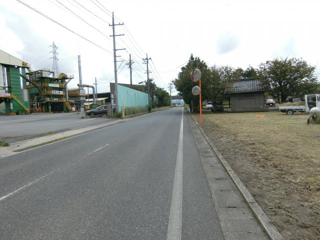 米子市古豊千　売地１の前面道路含む現地写真