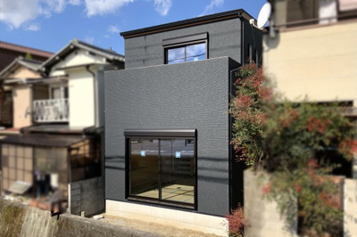 【外観】 | 城陽市寺田丁子口　新築戸建 | 建物の裏側（南側）は開放的！バルコニーも南側にあり陽当りのよい快適なお家ですね。