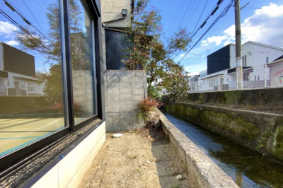 【外観】 | 城陽市寺田丁子口　新築戸建 | リビングスペース（南側）の掃き出し窓の外スペースです。陽当り良好です♪