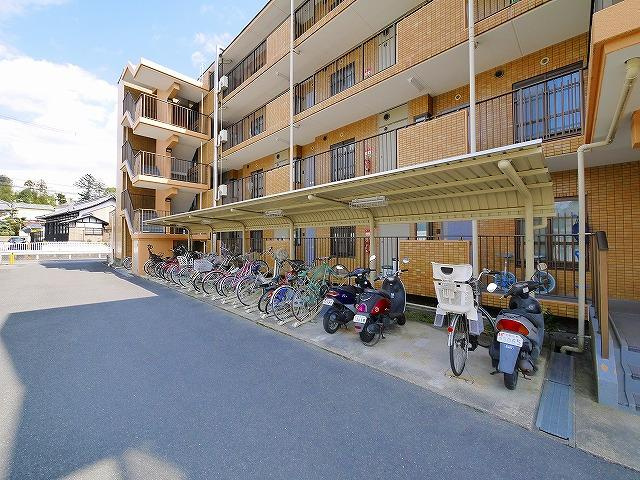 シェーヌ生駒のその他共用部分|屋根付き自転車置き場です