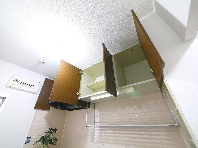 シェーヌ生駒のキッチン|上の段も収納豊富です