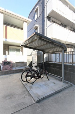 【その他共用部分】 | コンフォールIWAI | コンフォールIWAI 　　　屋根付きの駐輪場