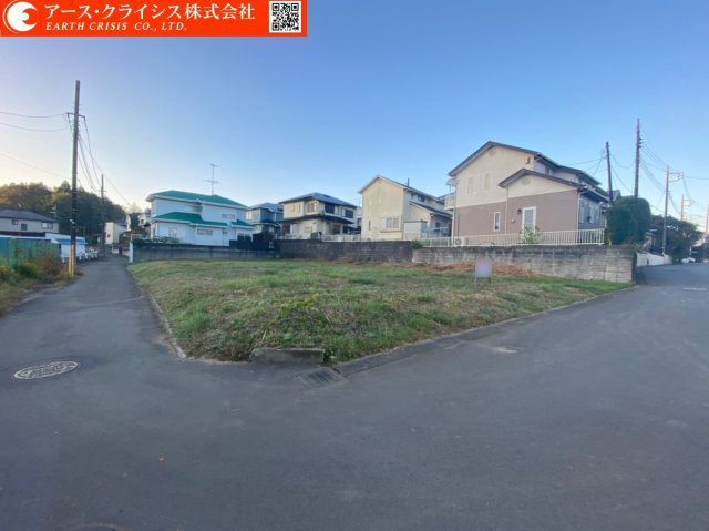 【前面道路含む現地写真】 | 牛久市さくら台3丁目 | 東向き道路幅約４ｍ。
北向き道路幅約６ｍ。
車の出入りも余裕のある広さです。通勤や休日のお出かけもスムーズになります。