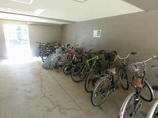 【その他共用部分】 | 屋内駐輪場で雨が降っても大切な自転車が濡れなくてすみますね♪荷物が重いときに自転車があれば助かりますね！