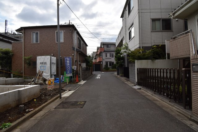 【前面道路含む現地写真】 | 練馬区石神井台6丁目　新築戸建 | 駐車２台可能な二階建て５LDK！18.9帖の1階LDKには解放感を演出する吹抜けを設置！水廻り設備をLDKフロアに集約した導線の良いレジデンスです。