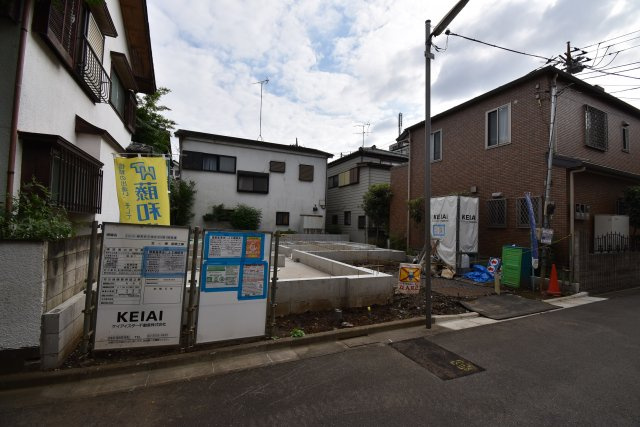 【外観】 | 練馬区石神井台6丁目　新築戸建 | 駐車２台可能な二階建て５LDK！18.9帖の1階LDKには解放感を演出する吹抜けを設置！水廻り設備をLDKフロアに集約した導線の良いレジデンスです。