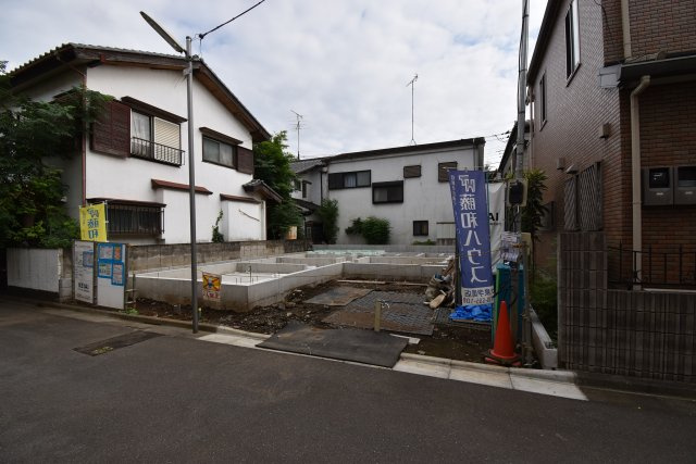 【外観】 | 練馬区石神井台6丁目　新築戸建 | 駐車２台可能な二階建て５LDK！18.9帖の1階LDKには解放感を演出する吹抜けを設置！水廻り設備をLDKフロアに集約した導線の良いレジデンスです。