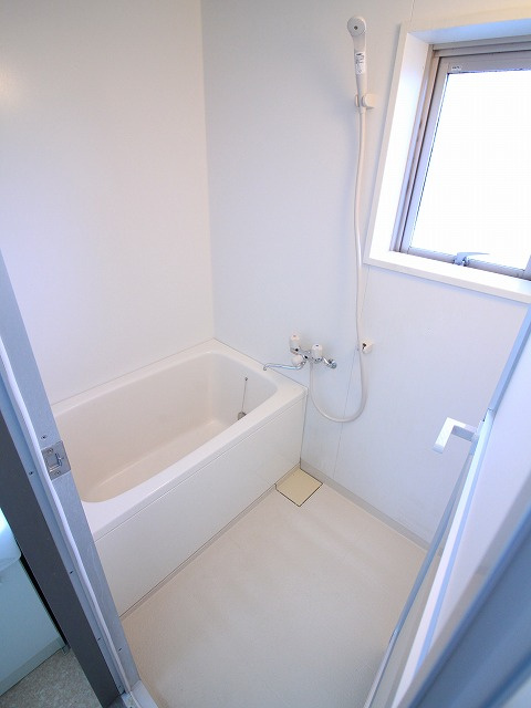 ラセーヌNの浴室|お風呂に窓があります