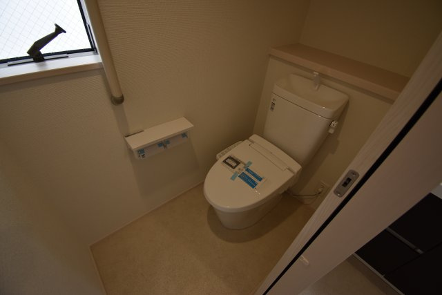 【トイレ】 | 練馬区三原台1丁目　新築戸建 | ８項目の住宅性能等級でハイグレード等級を取得する４LDK！水廻り設備はLDKフロアに集約し、導線の良い間取りです！