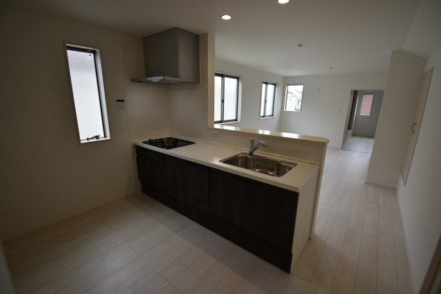 【キッチン】 | 練馬区三原台1丁目　新築戸建 | ８項目の住宅性能等級でハイグレード等級を取得する４LDK！水廻り設備はLDKフロアに集約し、導線の良い間取りです！