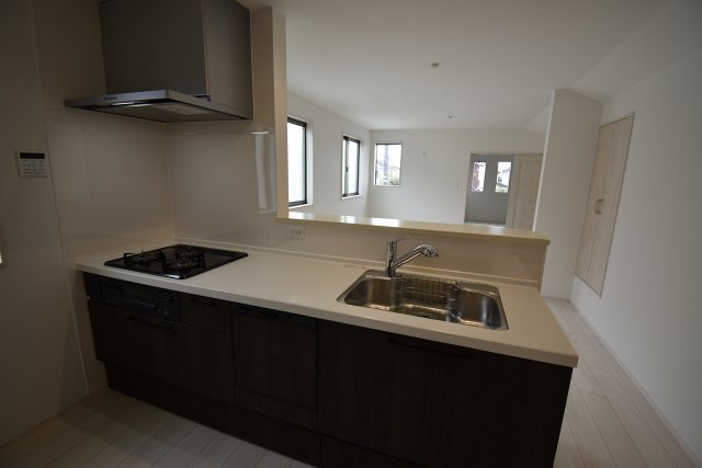 【キッチン】 | 練馬区三原台1丁目　新築戸建 | ８項目の住宅性能等級でハイグレード等級を取得する４LDK！水廻り設備はLDKフロアに集約し、導線の良い間取りです！